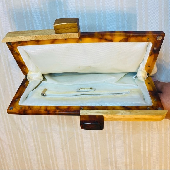 Aldo Cream Clutch with Tortoise Shell and wooden closure Detail - Picture 3 of 7